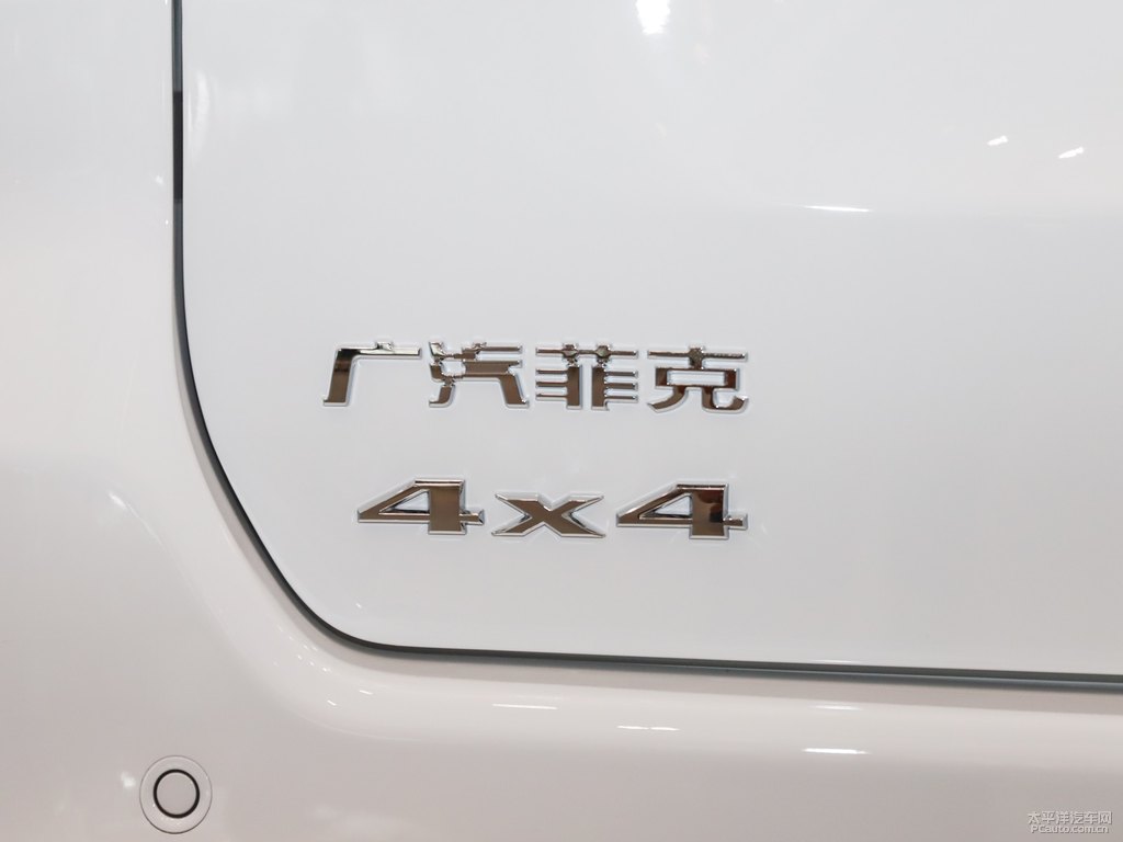 喀納斯白大指揮官車尾外觀圖片
