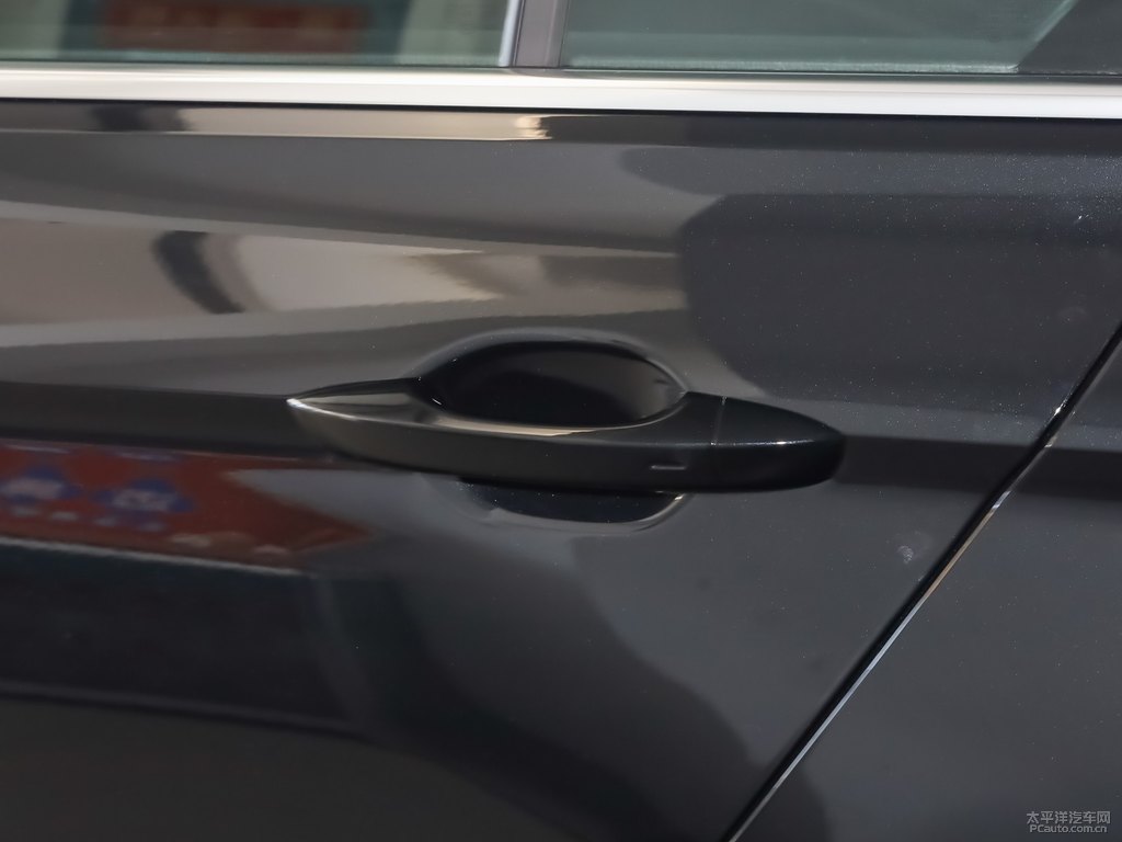 幻影黑邁騰車身外觀圖片