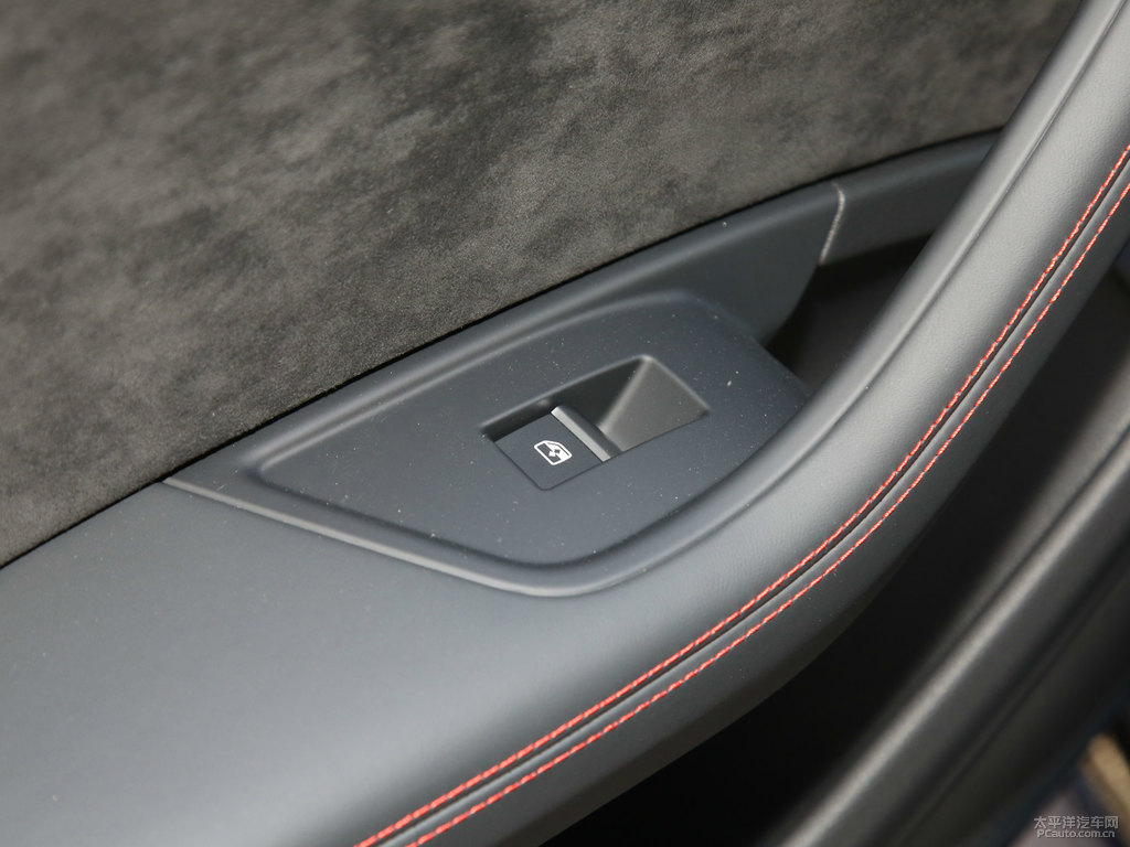 米索斯黑奧迪RS 5車廂內(nèi)飾圖片