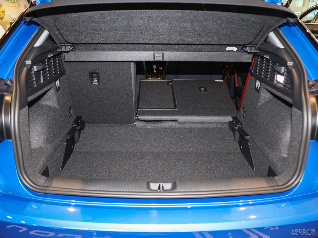 鸚鵡藍奧迪Q2L后備廂空間圖片