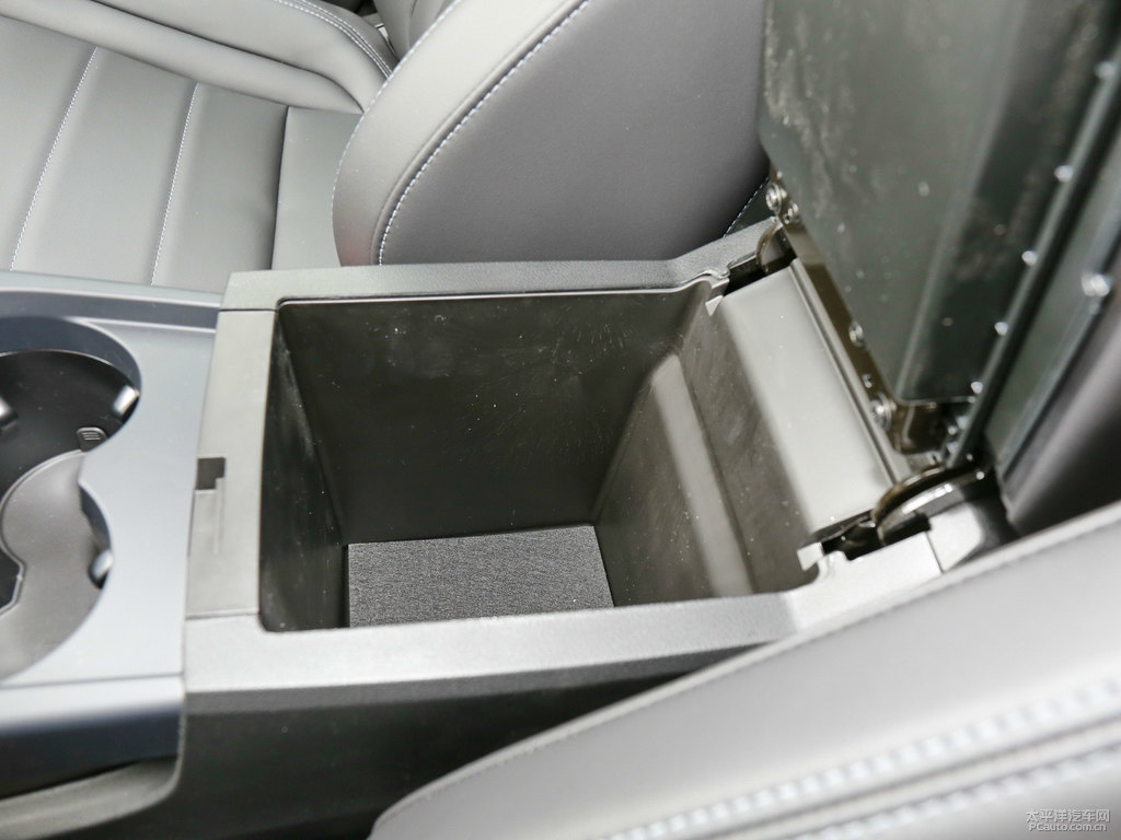 深海藍哈弗F7儲物空間空間圖片