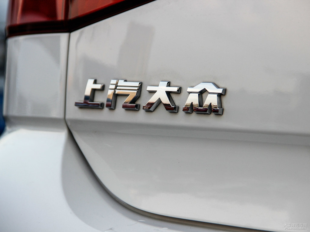 凜冽白凌渡車尾外觀圖片