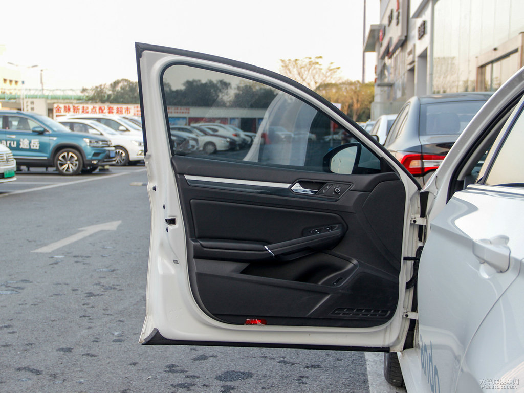 凜冽白凌渡車廂內(nèi)飾圖片