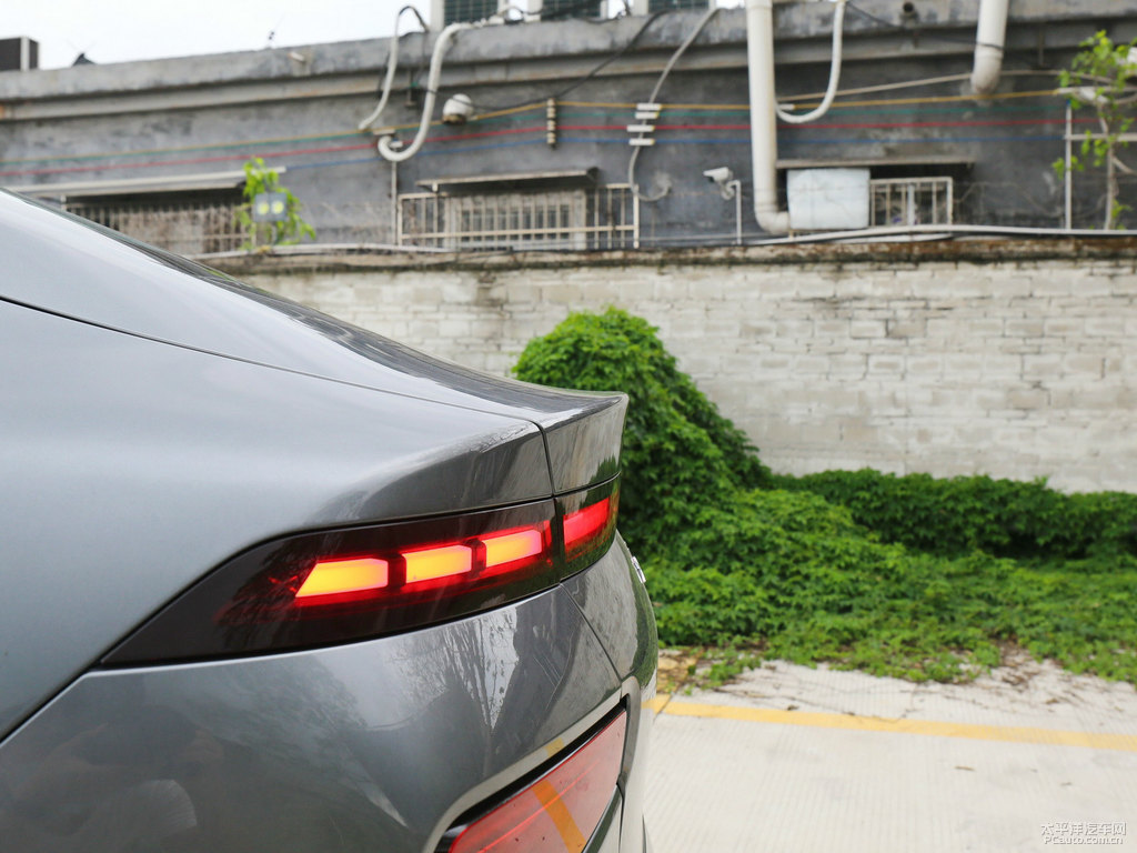 天辰灰小鵬P7車尾外觀圖片
