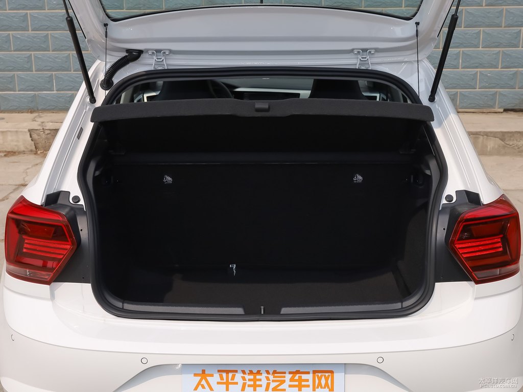 極地白大眾Polo后備廂空間圖片