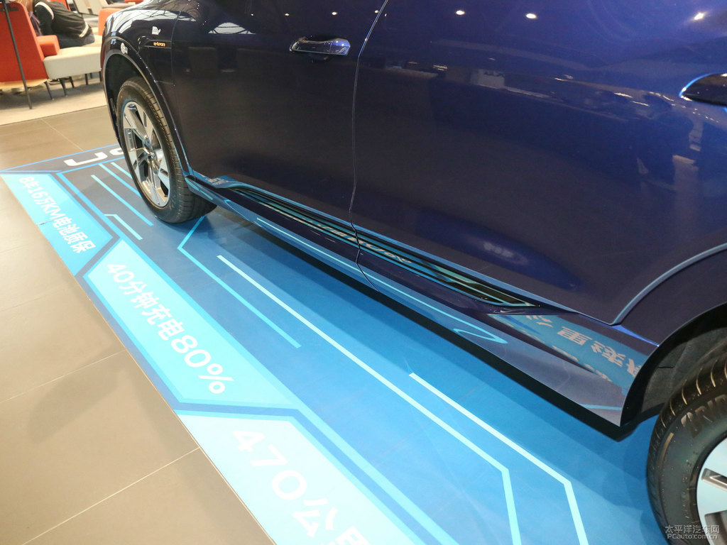 納瓦拉藍(lán)奧迪e-tron(進(jìn)口)車身外觀圖片