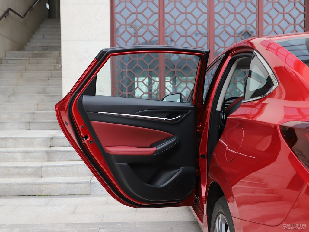 耀動(dòng)紅逸動(dòng)PLUS車(chē)廂內(nèi)飾圖片