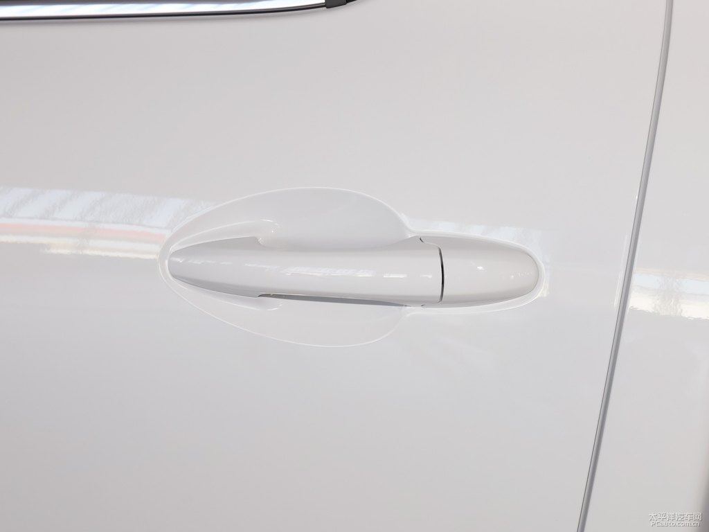 簡(jiǎn)約白炮車身外觀圖片