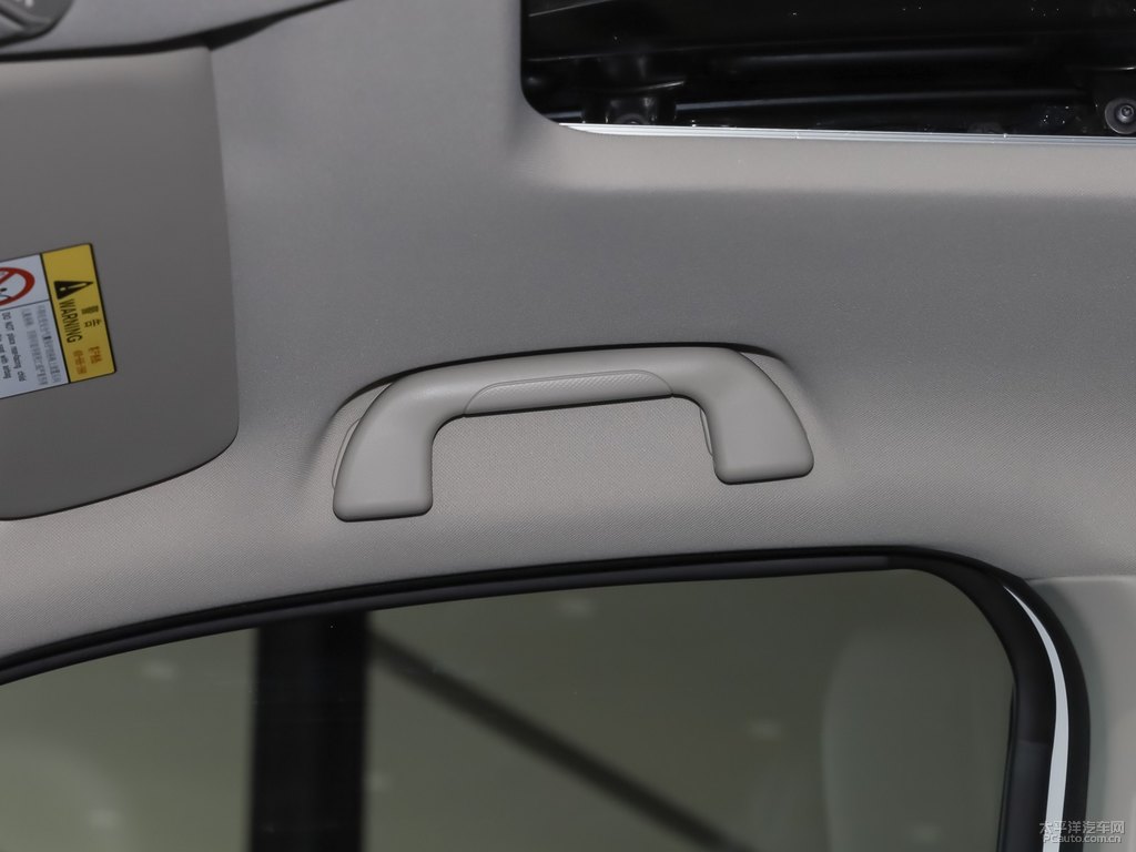 簡(jiǎn)約白炮車廂內(nèi)飾圖片
