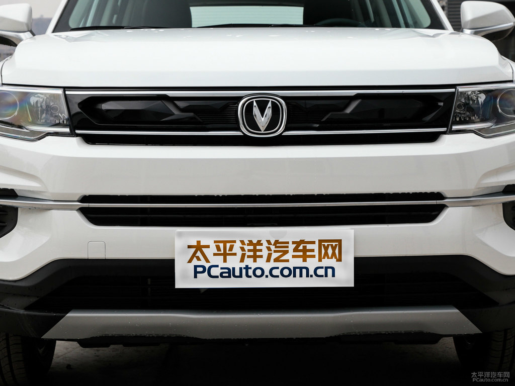 閃光冰晶白長(zhǎng)安CS35PLUS車(chē)頭外觀圖片