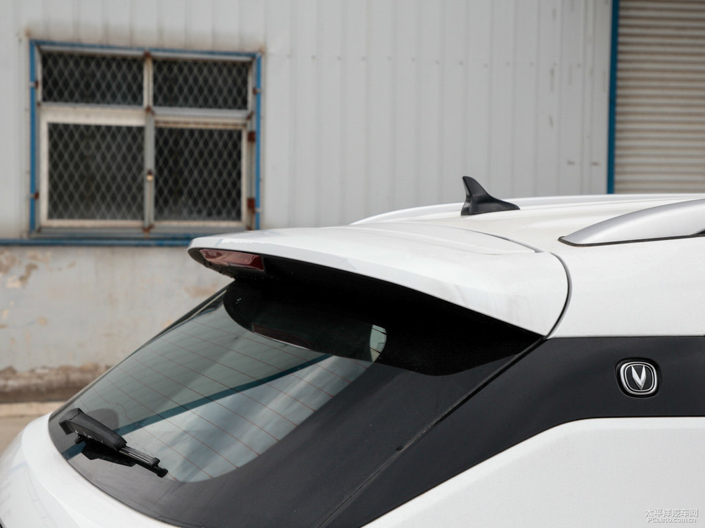 閃光冰晶白長(zhǎng)安CS35PLUS車(chē)尾外觀圖片
