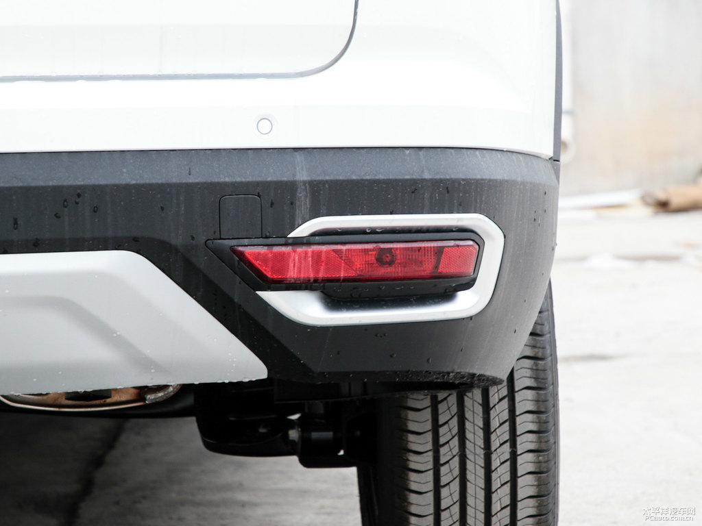 閃光冰晶白長(zhǎng)安CS35PLUS車(chē)尾外觀圖片