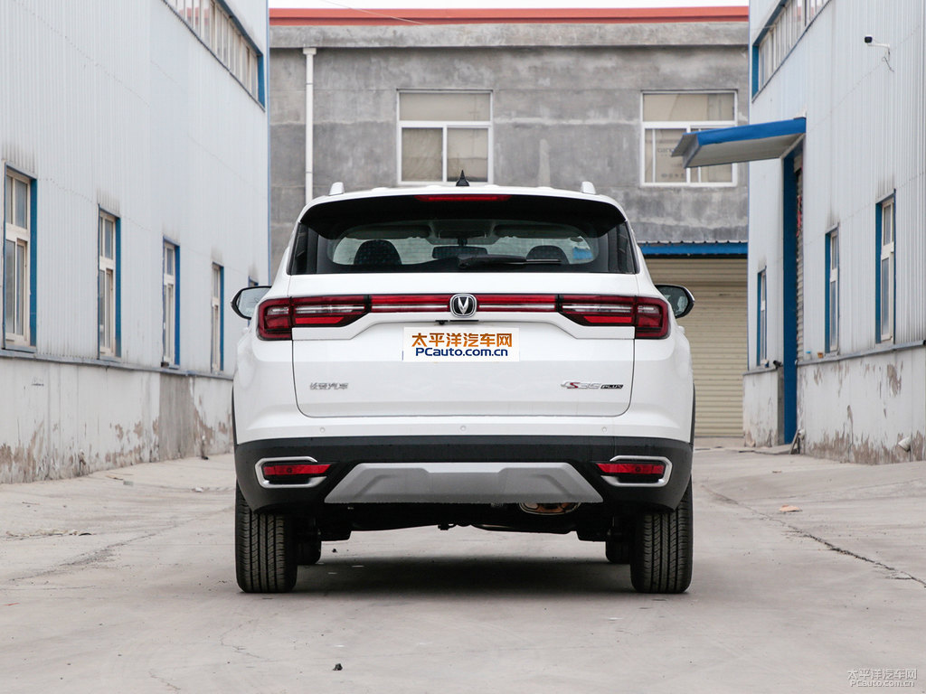 閃光冰晶白長(zhǎng)安CS35PLUS整車(chē)外觀外觀圖片