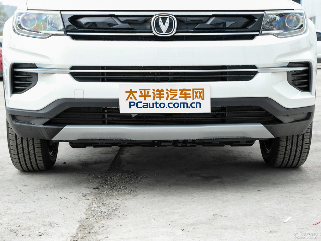 閃光冰晶白長安CS35PLUS車頭外觀圖片