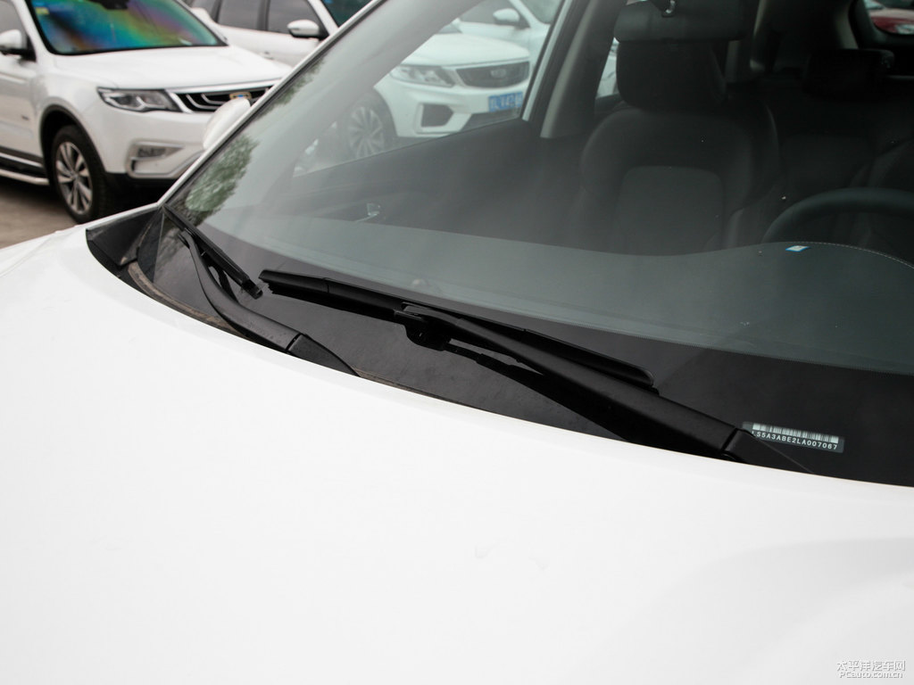 閃光冰晶白長安CS35PLUS車身外觀圖片