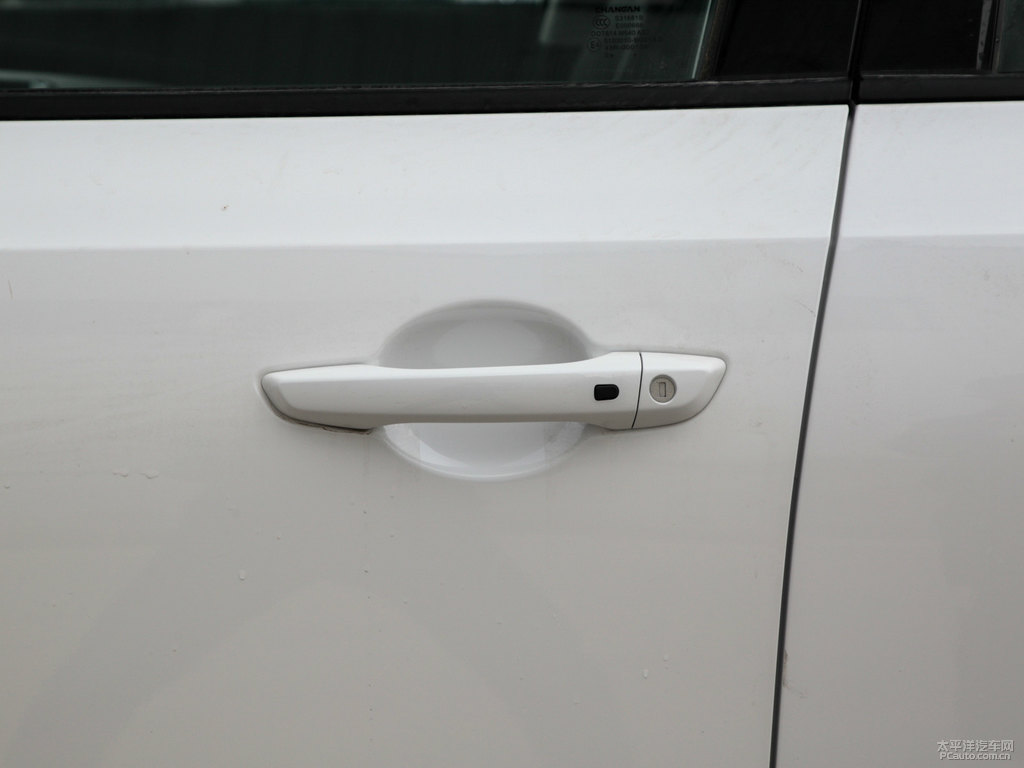 閃光冰晶白長(zhǎng)安CS35PLUS車(chē)身外觀圖片