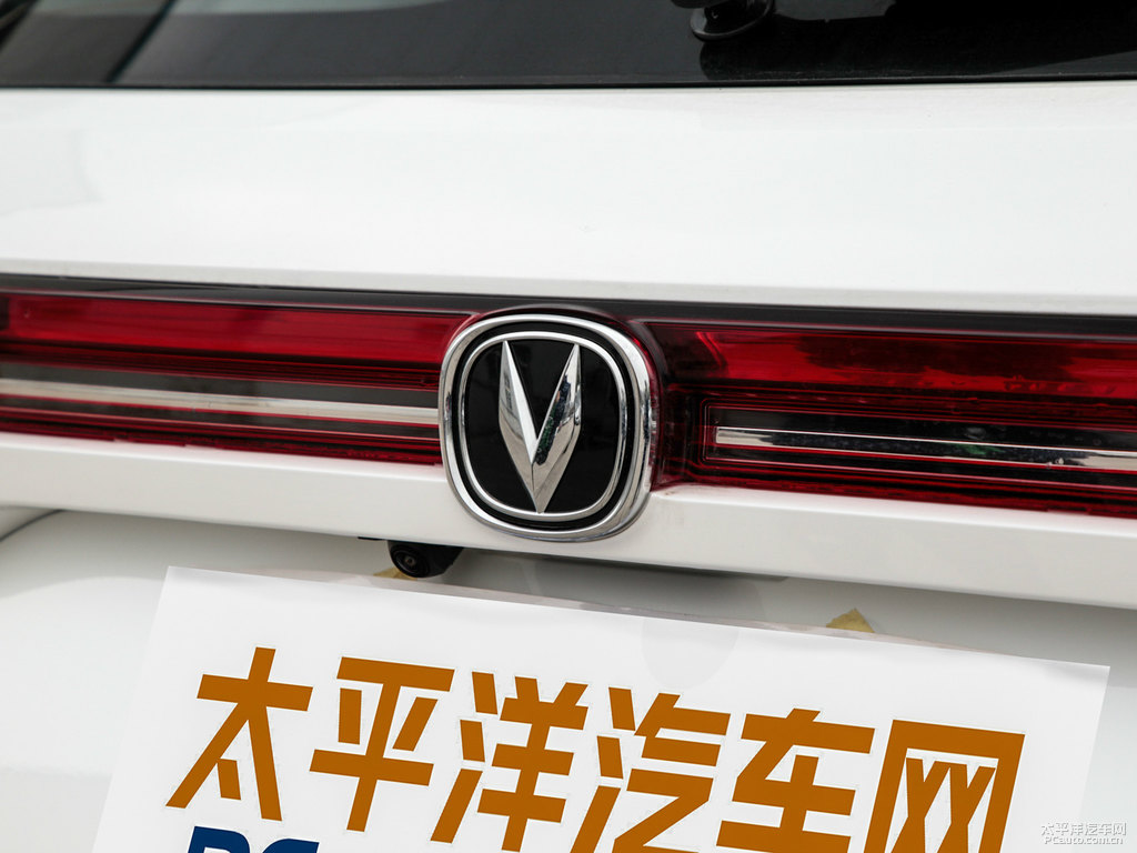 閃光冰晶白長(zhǎng)安CS35PLUS車(chē)尾外觀圖片