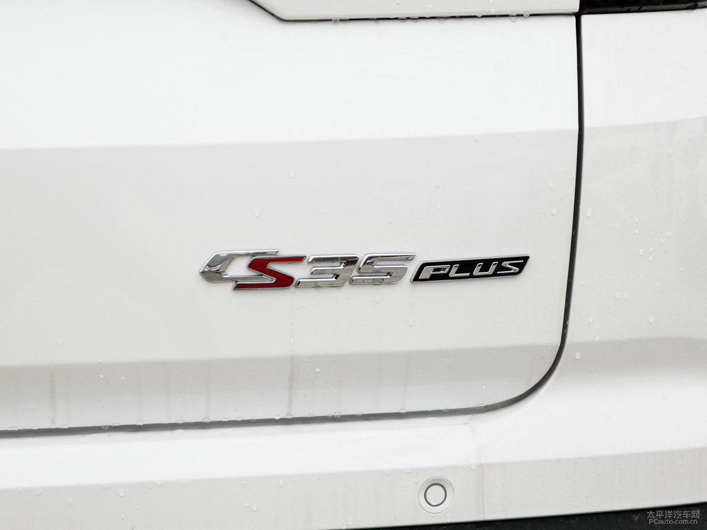 閃光冰晶白長(zhǎng)安CS35PLUS車(chē)尾外觀圖片