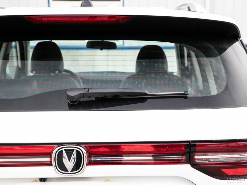 閃光冰晶白長安CS35PLUS車尾外觀圖片