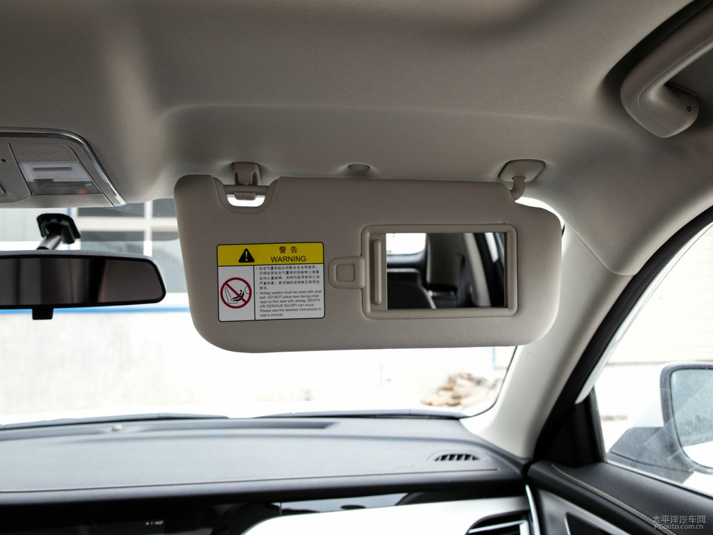 閃光冰晶白長(zhǎng)安CS35PLUS車廂內(nèi)飾圖片