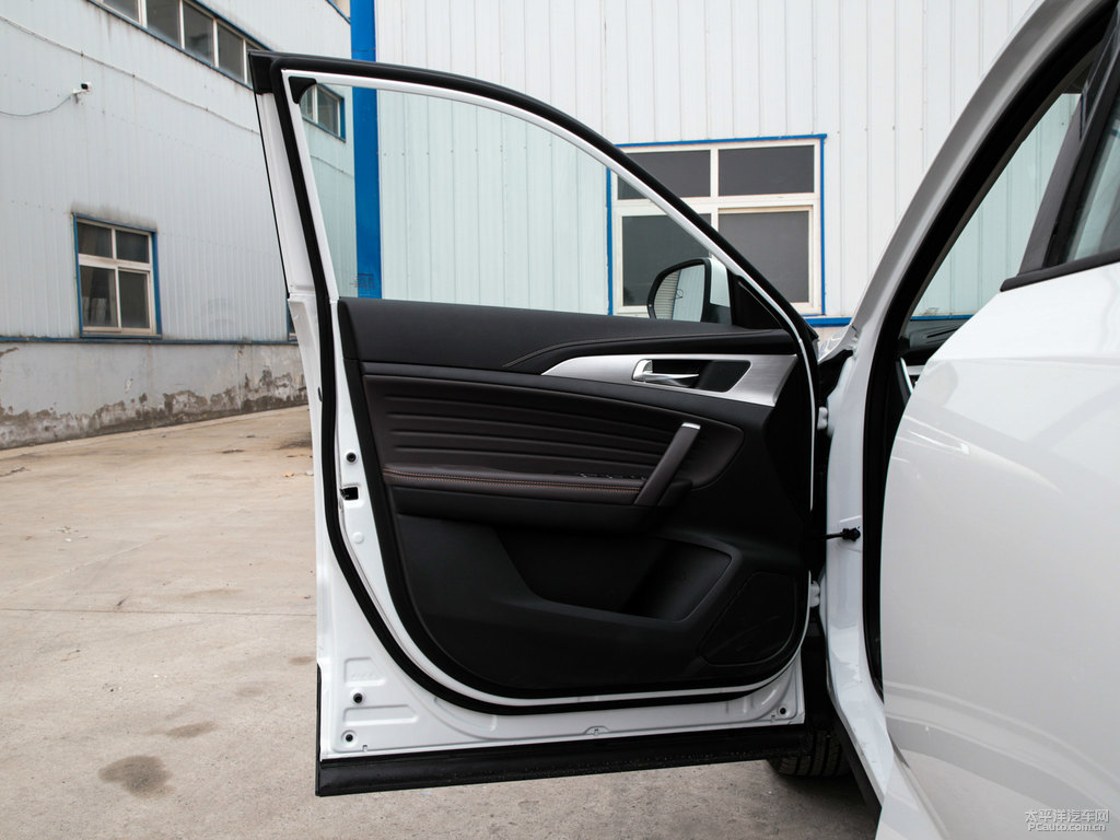 閃光冰晶白長(zhǎng)安CS35PLUS車廂內(nèi)飾圖片