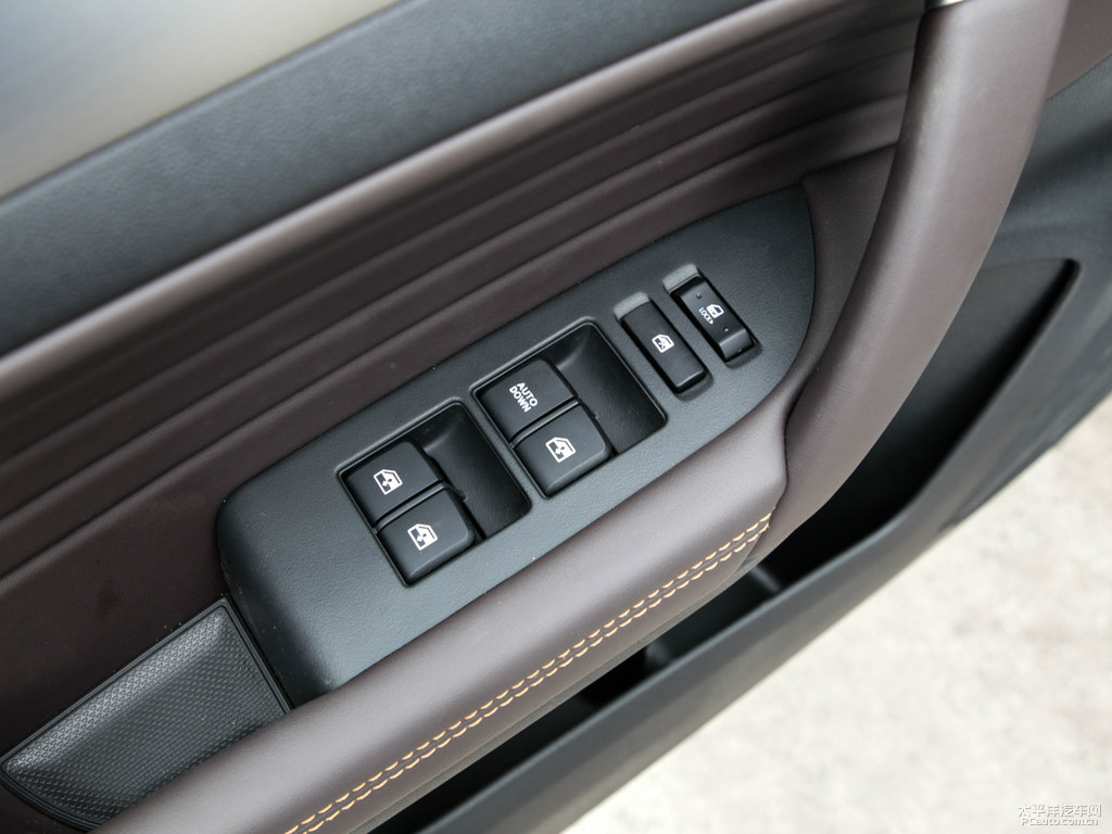 閃光冰晶白長(zhǎng)安CS35PLUS車(chē)廂內(nèi)飾圖片