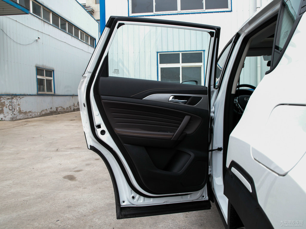 閃光冰晶白長安CS35PLUS車廂內(nèi)飾圖片