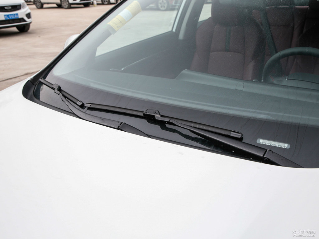 閃光冰晶白逸動PLUS車身外觀圖片