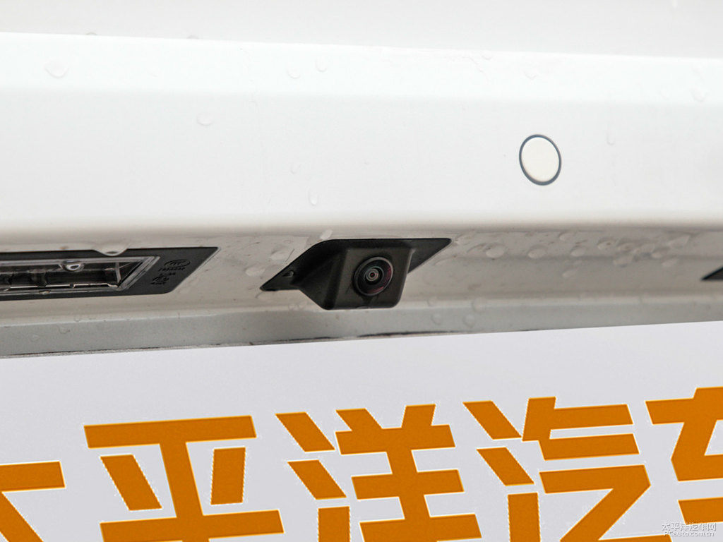 閃光冰晶白逸動PLUS車尾外觀圖片
