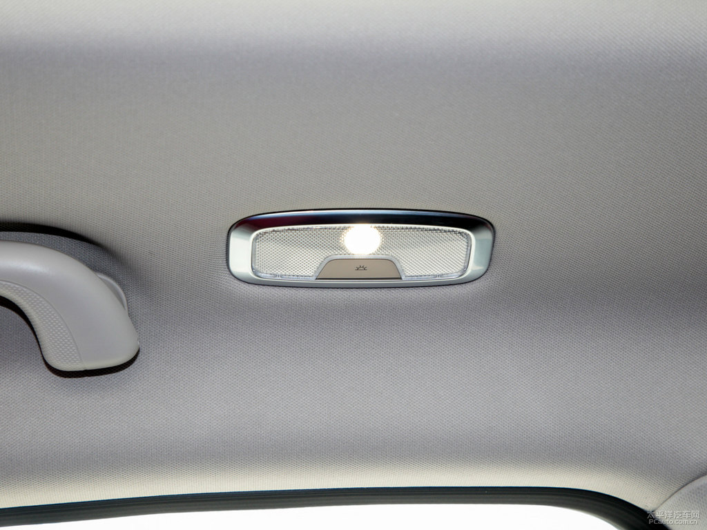 閃光冰晶白逸動PLUS車廂內(nèi)飾圖片