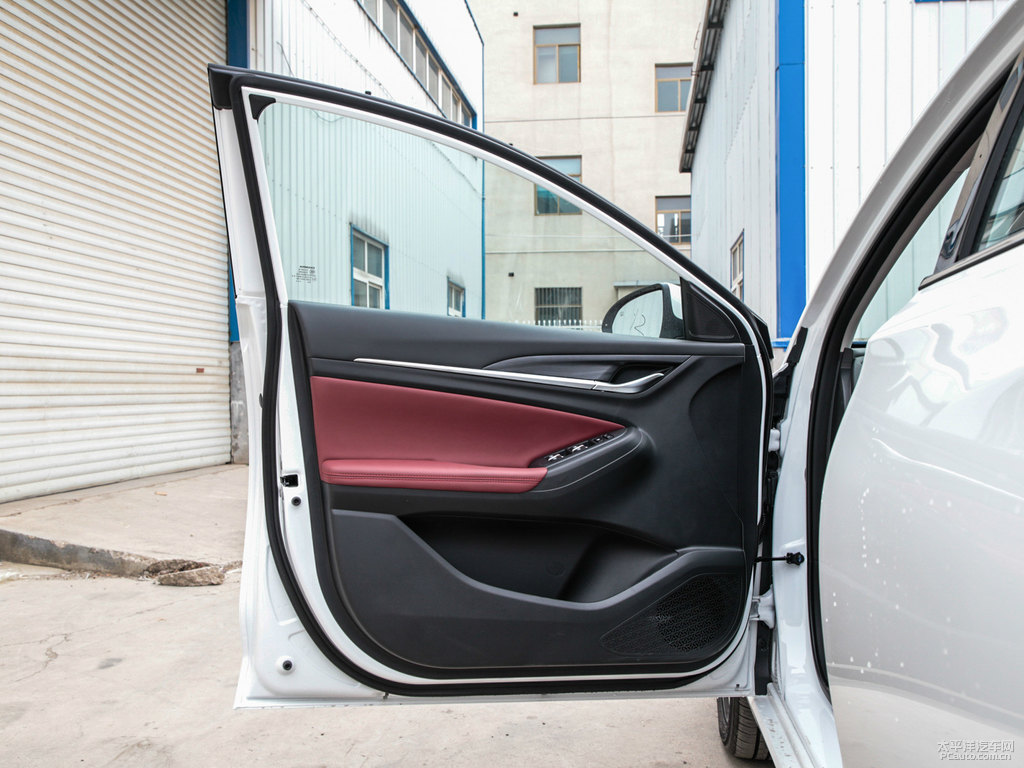 閃光冰晶白逸動(dòng)PLUS車(chē)廂內(nèi)飾圖片