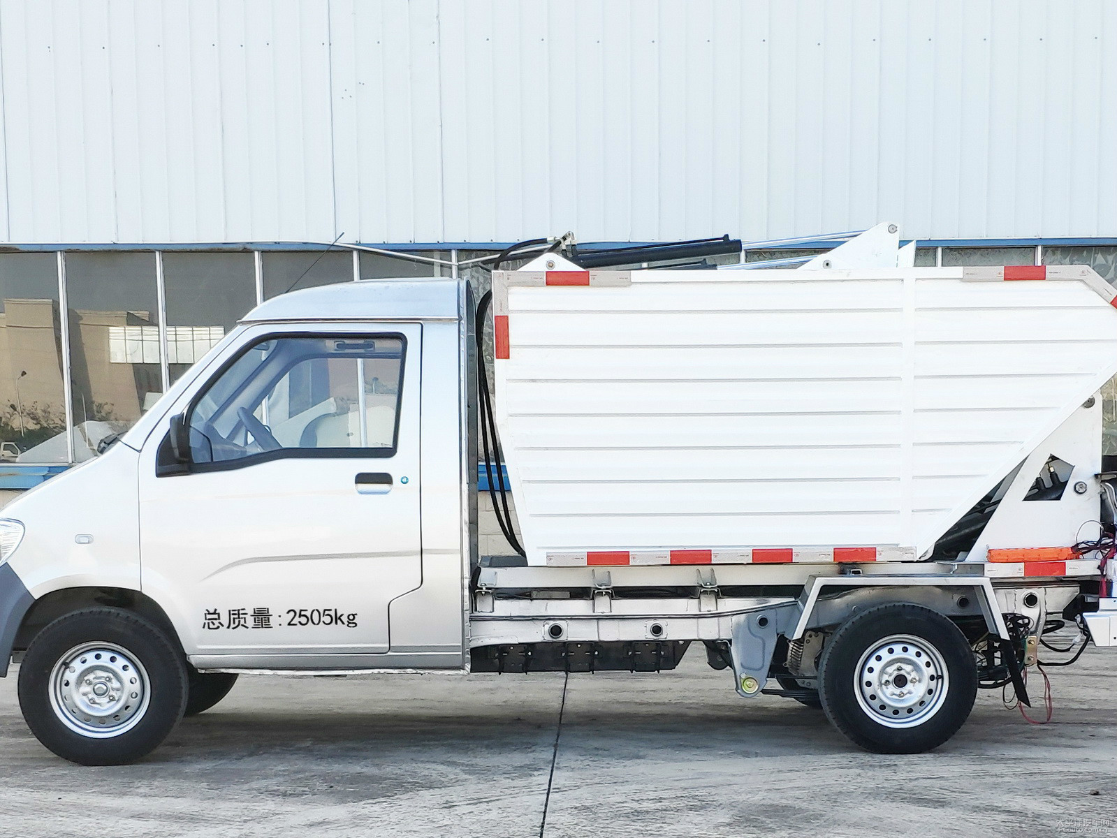 延龍純電動環(huán)衛(wèi)車外觀高清大圖