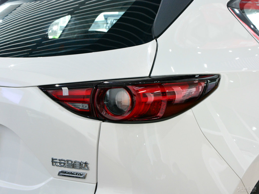 珠光白馬自達(dá)CX-5車尾外觀圖片
