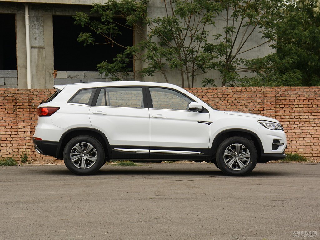 精靈白長安CS75整車外觀外觀圖片