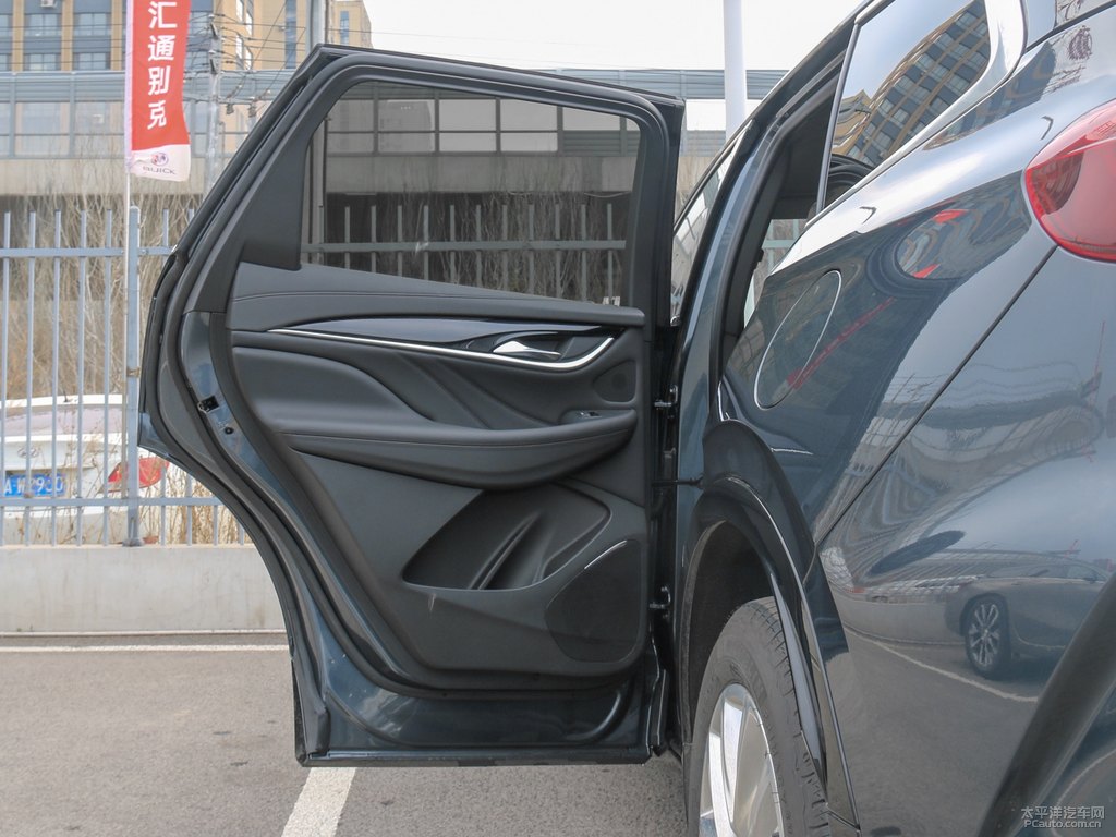 隕鐵灰昂科旗車廂內(nèi)飾圖片