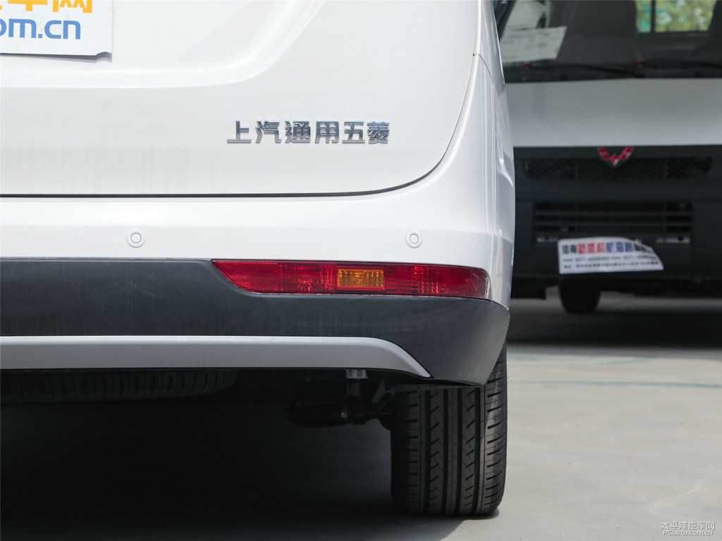 糖果白寶駿730車尾外觀圖片