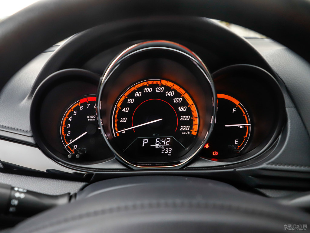 檸檬黃YARiS L 致炫X中控內(nèi)飾圖片
