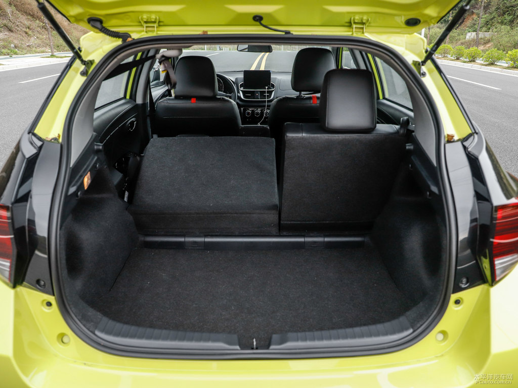檸檬黃YARiS L 致炫X后備廂空間圖片
