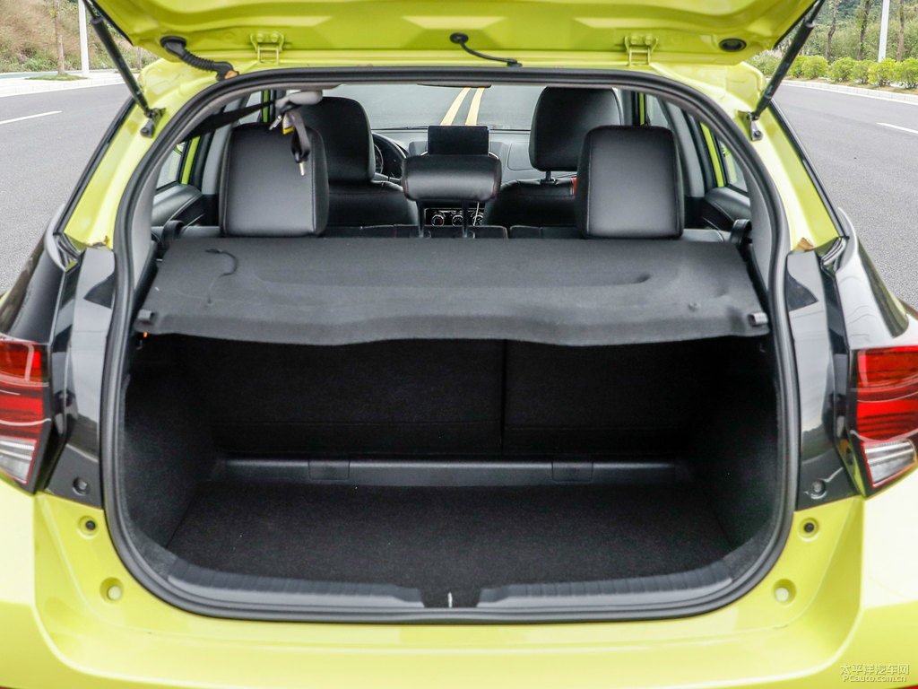 檸檬黃YARiS L 致炫X后備廂空間圖片