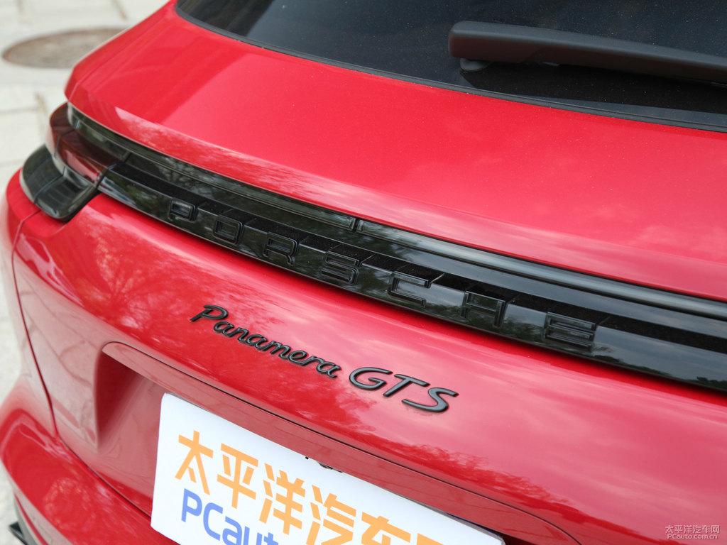 胭脂紅Panamera車尾外觀圖片