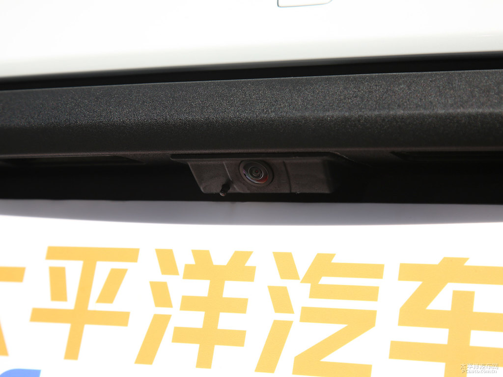細(xì)花白Taycan車(chē)尾外觀圖片