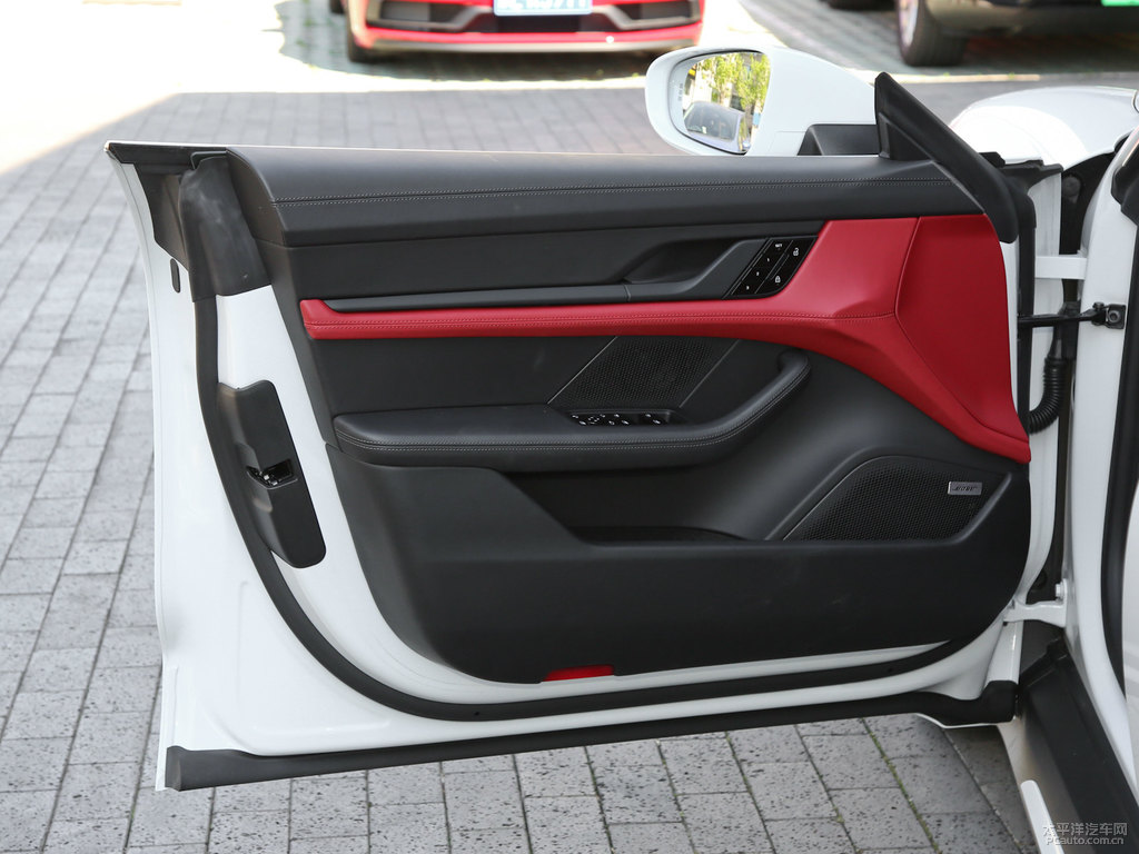 細(xì)花白Taycan車廂內(nèi)飾圖片