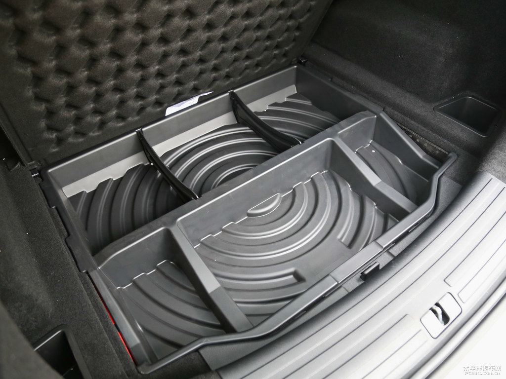 榮麟灰榮威RX5后備廂空間圖片