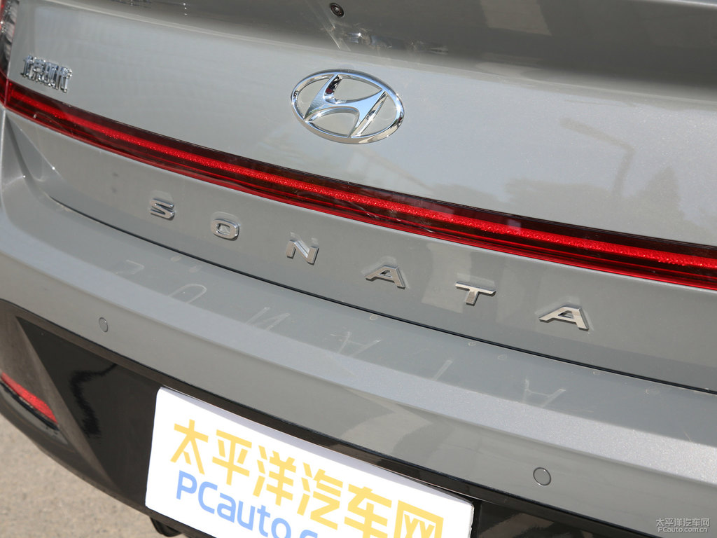 曜光銀索納塔車尾外觀圖片