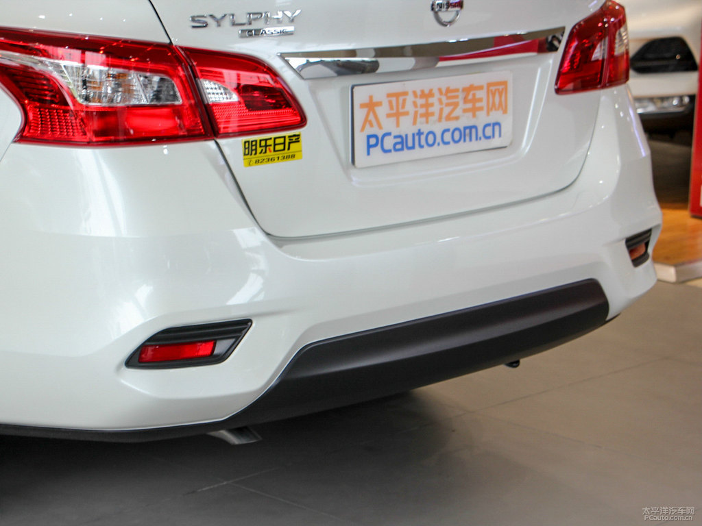 珠光白軒逸車尾外觀圖片