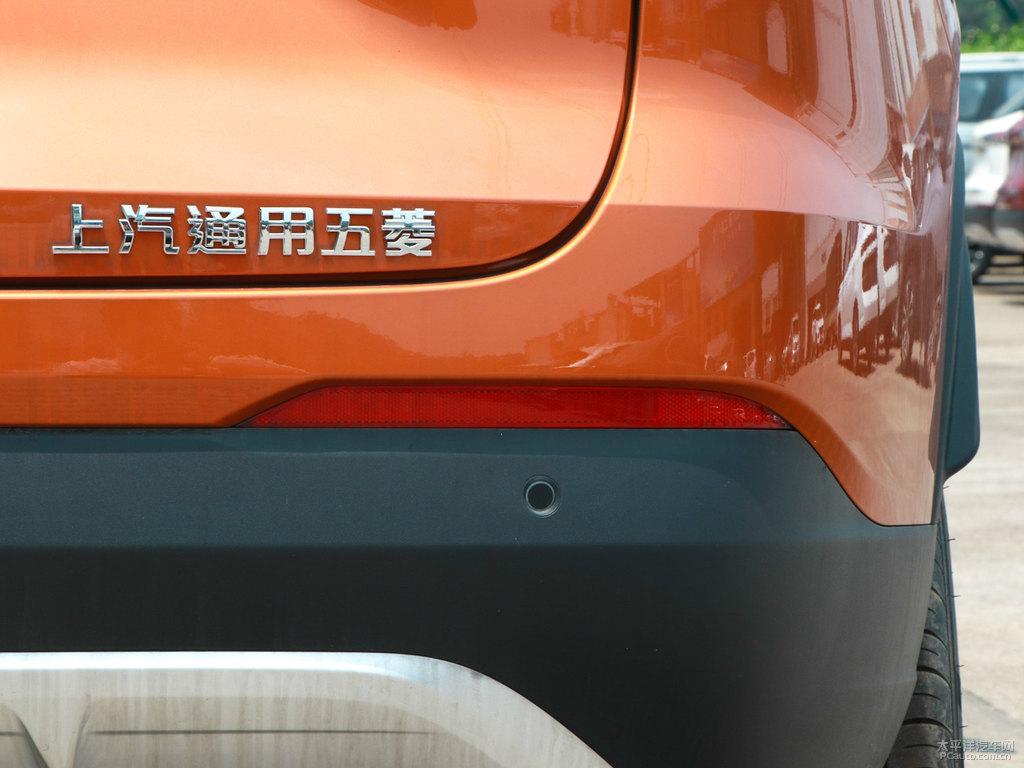 閃晶橙寶駿510車尾外觀圖片
