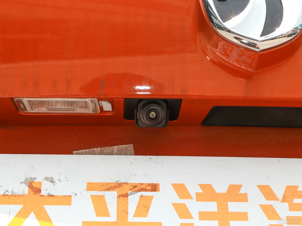 閃晶橙寶駿510車尾外觀圖片