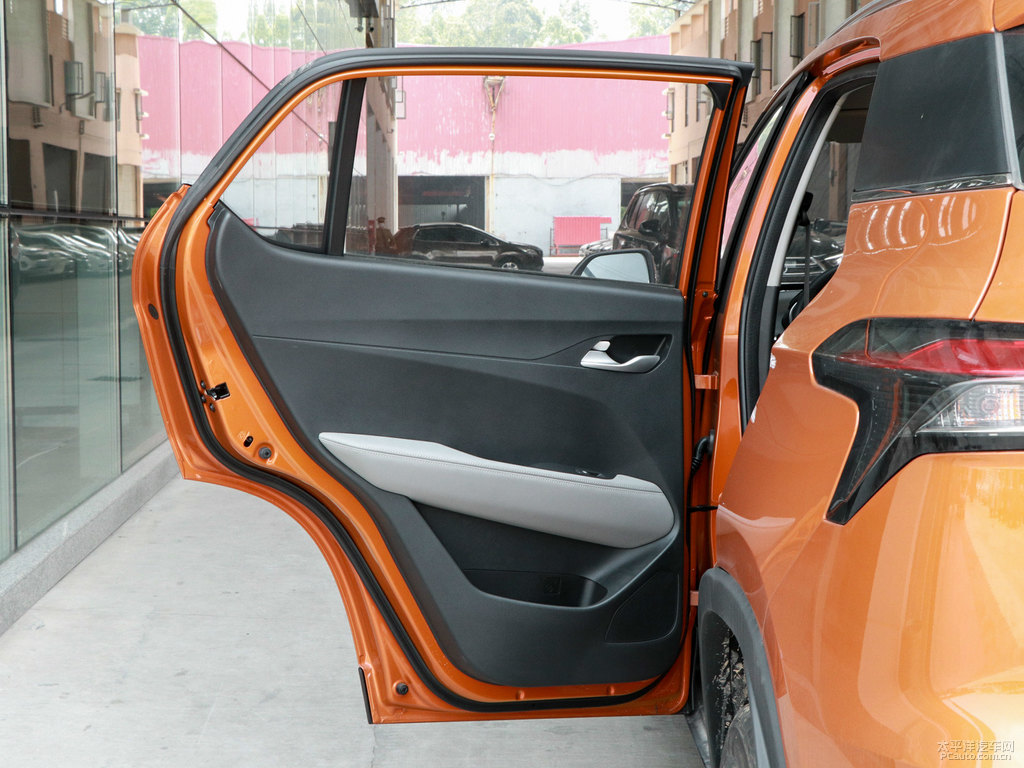 閃晶橙寶駿510車廂內(nèi)飾圖片