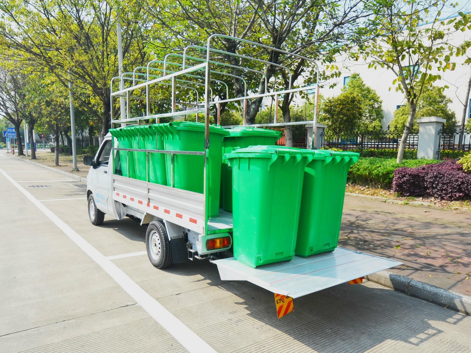 延龍純電動環(huán)衛(wèi)車外觀高清大圖