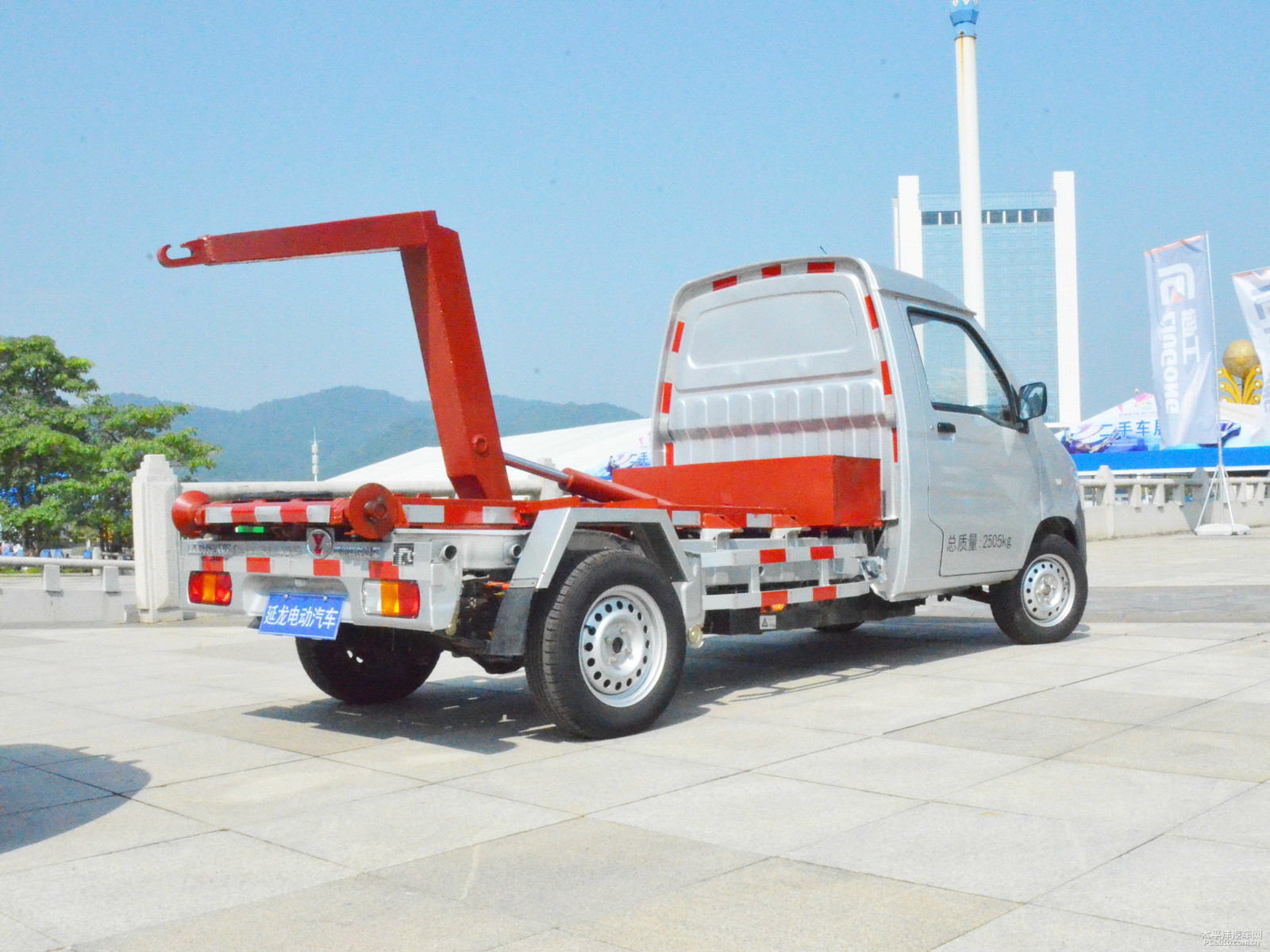 延龍純電動環(huán)衛(wèi)車外觀高清大圖